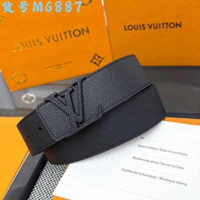 Lv Optic 40 毫米双面腰带取材丝滑牛皮革，中央 Lv Initiales 搭扣在浓郁色调中亦可呈现鲜明轮廓，为整体造型注入当代个性。