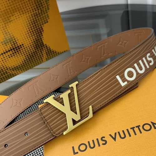本款 Lv Initiales 宽度4.0Cm 双面腰带拥有xl Epi皮革的较大粒面纹理，以移印工艺描绘路易威登标识，翻转即现monogram压纹图案，搭配抛