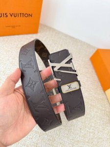 品名： Lv..路易..威登腰带皮带原单 型号：挂扣，经典纯钢材质挂扣，头层牛皮，图片实物拍摄 材料：头层牛皮，挂扣系列，纯钢材质扣头，钯镀电镀工艺永不掉色。原