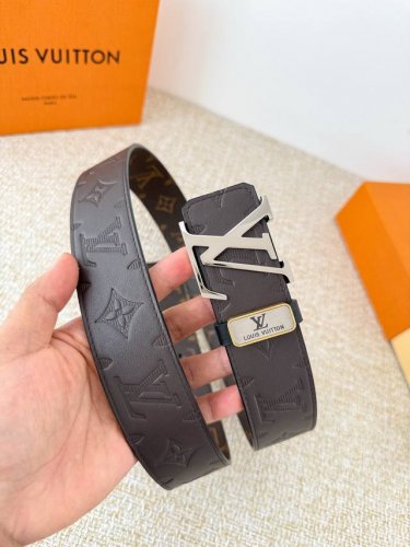 品名： Lv..路易..威登腰带皮带原单 型号：挂扣，经典纯钢材质挂扣，头层牛皮，图片实物拍摄 材料：头层牛皮，挂扣系列，纯钢材质扣头，钯镀电镀工艺永不掉色。原