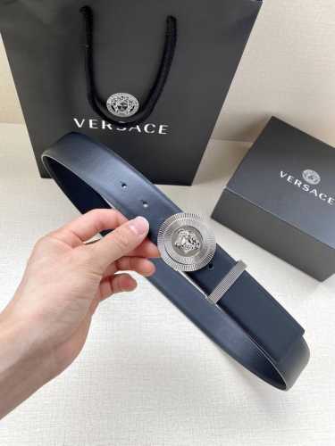 宽度4.0 cm VERSAEC MEDUSA BIGGIE徽章腰带，此款皮带采用优质皮革精制而成，饰有金色Medusa Biggie搭扣，配有腰带环。