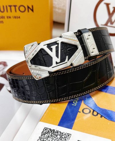 皮带：Lv..路易..威登顶级原单复刻. 腰带：百分百头层牛皮，保证真皮。雕花镂空镶钻石设计24K纯钢扣.永不掉色进口原厂鳄鱼皮纹路.纯手工双线缝制工艺双面两用
