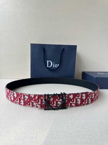 Dior 宽度3.5Cm 这款不锈钢金属腰带扣、是季节男装系列新品，展现 Dior 经典的藤格纹图案。可与各式35毫米腰带搭配，彰显经典风格。
