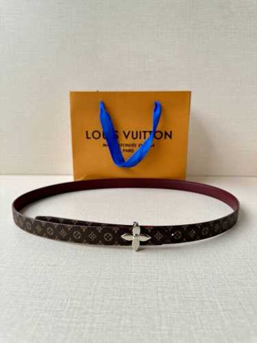 2.0宽Mini Lv 双面腰带以华美皮革和标志性 Monogram 帆布演绎两式风范，为纤细构型融入莹泽 Lv Initiales 金属搭扣