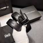 Dg，宽3.5Cm Dolce&Gabbana 全新小牛皮腰带，干练摩登配饰，缀以缎纹金色电镀金属细节。 小牛皮腰带，缀以缎纹金色电镀金属细节：