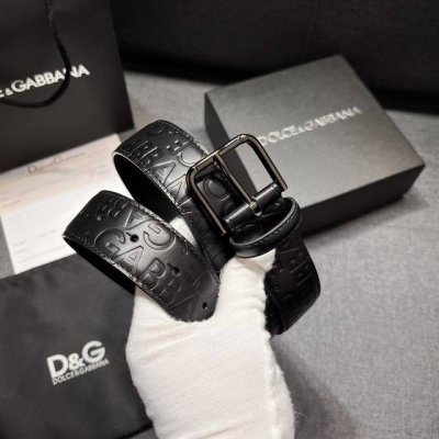 Dg，宽3.5Cm Dolce&Gabbana 全新小牛皮腰带，干练摩登配饰，缀以缎纹金色电镀金属细节。 小牛皮腰带，缀以缎纹金色电镀金属细节：