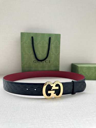 宽度4.0 Gucci 历史细节和现代元素是Gucci最新系列的特点。历史的花押字硬件致敬品牌的创始人Guccio Gucci。这款腰带采用黑色皮革精制而成，饰