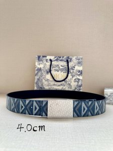 特 宽度4.0Cm Dior 这款 40 毫米双面腰带结合典雅气质与摩登风范。双面设计，一面采用海军蓝色 Cd Diamond 图案帆布，另一面采用同色调光滑牛