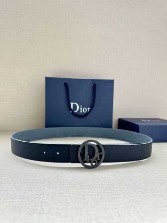 宽度3.5Cm 这款白金色饰面黄铜腰带扣采用“Cd”标志点缀，镌刻有 Dior Oblique 图案，经典元素呈现本季全新风采。设计精巧，可与各式 35 毫米腰 - 点击图像关闭