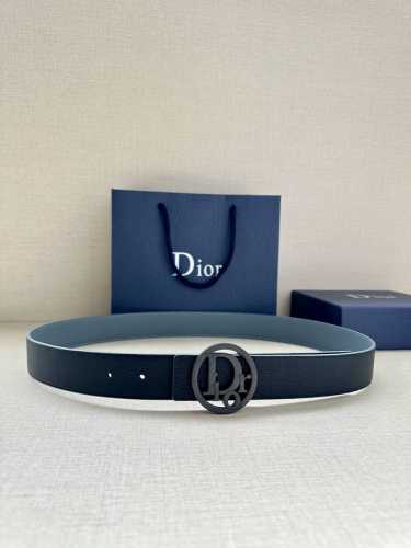 宽度3.5Cm 这款白金色饰面黄铜腰带扣采用“Cd”标志点缀，镌刻有 Dior Oblique 图案，经典元素呈现本季全新风采。设计精巧，可与各式 35 毫米腰