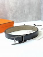 特 爱马仕HermèS男款腰带以其精湛的工艺、高品质的材料和经典的设计而备受推崇，是男士时尚配饰中的顶级选择。最具标志性的设计是带有“H”标志的扣头，简约大气且