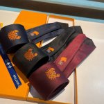 Lv Crab 桑蚕丝领带浸染深邃色调，于醒目海滩动物刺绣融入标志性 Monogram 图案，为华美设计注入盎然意趣。 7 X 148 厘米 高 X 长度 10