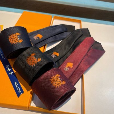 Lv Crab 桑蚕丝领带浸染深邃色调，于醒目海滩动物刺绣融入标志性 Monogram 图案，为华美设计注入盎然意趣。 7 X 148 厘米 高 X 长度 10