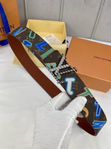 特 4.0宽 :双面腰带为 Monogram 帆布注入明亮字母印花的青春气息，与另一面的素雅小牛皮共同烘托 字母搭扣。Nba 标识皮革贴饰彰示路易威登与篮球联赛