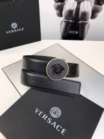范思哲Versace，这个经典的腰带由柔软的小牛皮制成，配有方形扣和精致的金属元素，路人上有希腊风格。4.0Cm宽