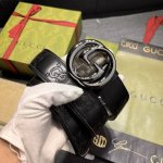 古奇 宽4.0Cm 新款 原单 每一季，品牌标识都会吐故纳新，于经典之中融入新意。在这款绗缝皮革腰带上，经典Gg标识以亮眼之姿生动呈现，与双G造型配件相得益彰。