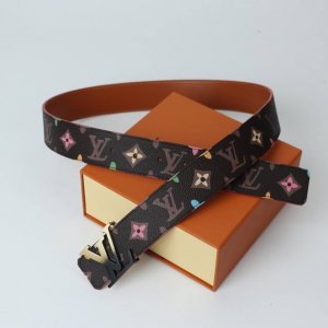 寬度：40Mm DDD 本款Lv Lnitiales雙面腰帶以繽紛色彩渲染經典Damier帆布，翻轉即現Damier Lnfini皮革的柔軟質感，可為沈穩造型點