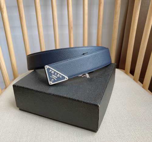 Prada 普拉达 专柜最新款 这款腰带饰有一枚三角形金属徽标 宛若点睛之笔 勾勒精致细节 是Prada男士成衣系列的理想配饰 宽4.0