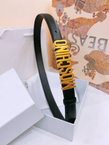 Moschino 百搭字母搭扣，双面头层平纹腰带 宽2.5Cm。奢华百搭上身效果巨好