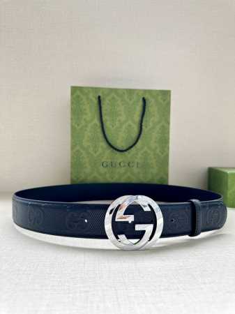 Gucci 宽度4.0Cm 这款单品将品牌的过去与未来贯通在一起，以现代风格的全新设计诠释了经典设计元素。Guccio Gucci字母交织图案巧妙融入纹理和材质 - 点击图像关闭