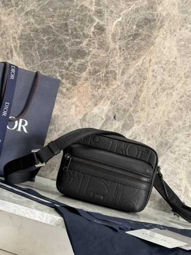 这款 Rider 2.0拉链式信使包实用而精巧，是日常生活的理想单品。Dior Gravity 印花效果皮革采用压花工艺将经典图案精致呈现于黑色牛皮革之上，正面