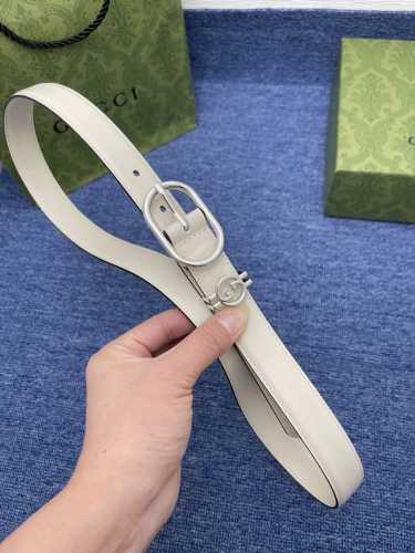 品牌 古驰 Gucci 描述 采用高级gucci Signature真皮精制而成，触感厚实，饰以双g商标带扣。腰带为意大利尺寸，请在购买前参阅腰带尺寸指南. 原