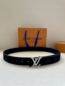 本款3.4宽 Lv Initiales 双面腰带选用崭新皮革 以丰盈触感演绎 翻转即见老花压纹 金属 Lv 搭扣呈现做旧效果 摩登设计实现灵活搭配
