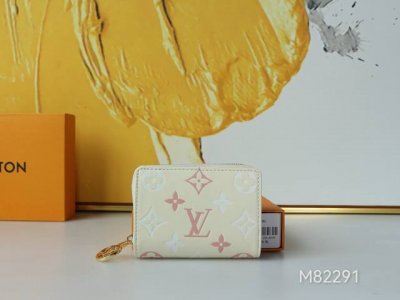 颜色 米白尺寸 11X9M82291 “Portefeuille Roux”采用蓬松的小羊皮制成，具有枕头般的质感。皮革压花并印有对比鲜明的 Monogram