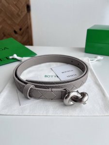 Bv 2025最新款女士编织腰带 纯手工Intreccio大格子编织 双面意大利小牛皮搭配绳结设计微复古银色搭扣 可活动皮环 皮带宽度2Cm 颜色: 海燕灰