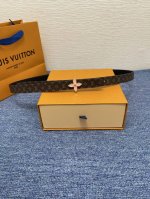 品牌 Lv 2．0Cm 描述 这款饰有Lv带扣的腰带配以水牛皮衬里，覆以Monogram 牛皮。展现细腻的品牌特质，是牛仔裤的理想配件 Lv字母带扣 Monog