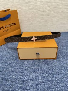 品牌 Lv 2．0Cm 描述 这款饰有Lv带扣的腰带配以水牛皮衬里，覆以Monogram 牛皮。展现细腻的品牌特质，是牛仔裤的理想配件 Lv字母带扣 Monog