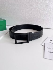 特 Bv 新款男士商务休闲腰带 双面用 哑光鳄鱼皮搭配枪色可旋转方形扣 正面有标识 宽度35Mm 颜色: 黑色 黑色