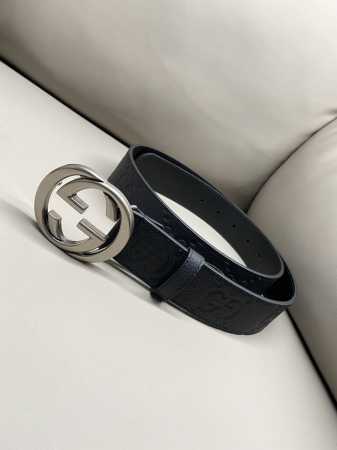 Gg 4.0宽典藏设计中的标志性元素于 早秋系列焕发新意。这款腰带选用黑色超级双G皮革打造，互扣式双G银色调配件更添个性魅力。 - 点击图像关闭