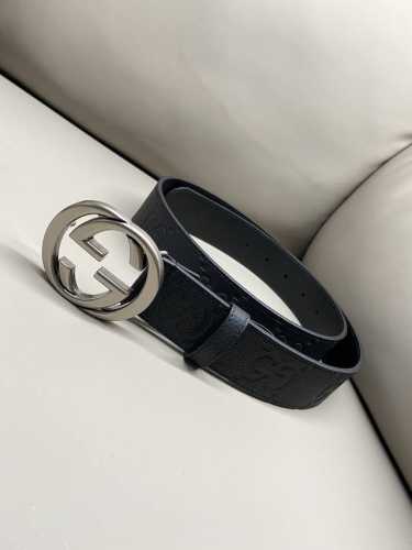 Gg 4.0宽典藏设计中的标志性元素于 早秋系列焕发新意。这款腰带选用黑色超级双G皮革打造，互扣式双G银色调配件更添个性魅力。