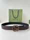 gucci 宽度4.0Cm 早春系列透过现代视角焕新诠释品牌经典元素。这款腰带以牛皮革匠心打造，巧妙缀饰互扣式双G搭扣，搭配嵌花牛皮革。这款腰带正面以灰色牛皮革