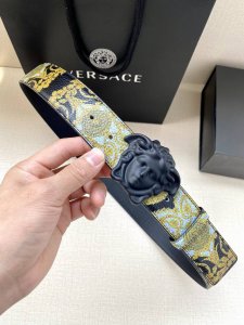特 宽度4.0Cm Versace 范思哲 此款Palazzo腰带采用牛皮革面料制作，并饰有Le Pop Classique图案印花和标志性的美杜莎五金配件。