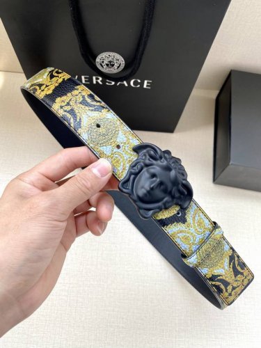 特 宽度4.0Cm Versace 范思哲 此款Palazzo腰带采用牛皮革面料制作，并饰有Le Pop Classique图案印花和标志性的美杜莎五金配件。