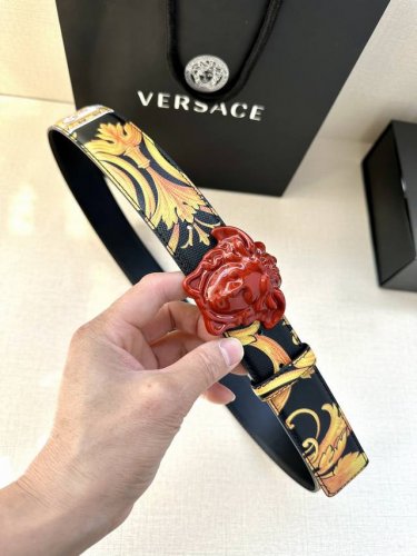 宽度4.0Cm Versace范思哲此款Palazzo腰带采用牛皮革面料制作，并饰有Le Pop Classique图案印花和标志性的美杜莎五金配件。