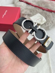 品名：菲拉格慕.Ferrgamo腰带 皮带 原单 型号：挂扣，纯铜材质经典挂扣，实物拍摄，头层牛皮 材料：百分百头层牛皮，保证真皮。纯铜材质，真空电镀永不掉色，