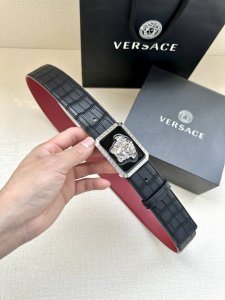 宽度4.0Cm 范思哲versace人头标志：腰带扣上的3D饰有古希腊回纹镂空美杜莎，赋予该款palazzo腰带很高的辨识度。
