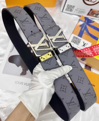 皮带：Lv..路易..威登顶级复刻- 腰带：原单品质百分百进口原厂头层牛皮，保证真皮。雕花设计.真空电镀.永不掉色.24K纯钢扣头层牛皮.老花，格子，黑格，黑老