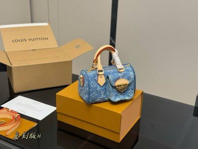 配折叠盒飞机盒 Size:17*11Cm Lv 新出的牛仔Nano Speedy 真的好可爱 感觉比老花更显年轻 看着很Mini但可以放得下钱包，口红，手机 I