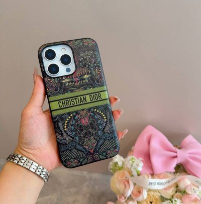 Dior官网同步原版贴皮手机壳爱之光Light Of Love 系列手机壳 型号 为了不出现报错型号 请打开本机查看手机设置显示的型号 iphone16系列更新