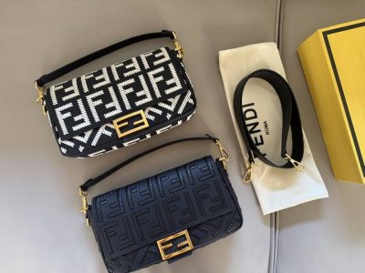 配盒 牛皮 Size：26*16Cm 大 Fendi 芬迪 F家 法棍包 可以手提！可以斜挎！ 牛皮编织真的很重工！ 这么特别的包可是难得一见喔