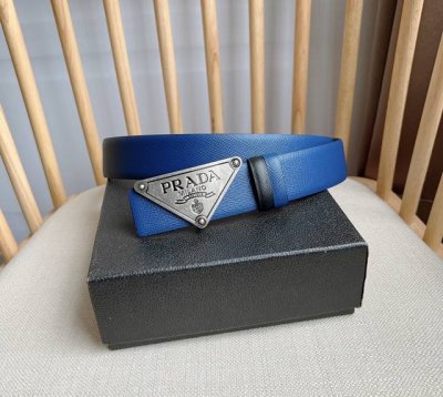 Prada 普拉达 专柜最新款 这款搭扣式腰带出自多功能的组合式配饰系列 可随心搭配 三角形徽标藉由普世的简约廓形彰显别具一格的特色和现代感 呈现精致质感 宽: