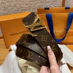 -驴家新款男士腰带 双面腰带以Monogram 帆布和光滑皮革演绎两式风格，可轻松实现多种造型，中央标志性搭扣再添典雅韵味 宽度4.0Cm.