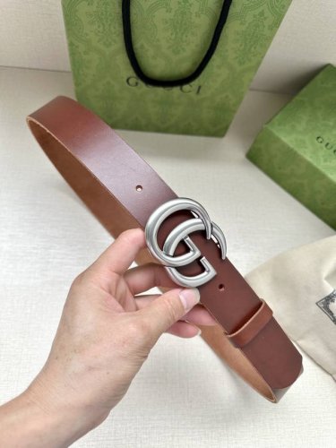 特 Gucci单层树膏皮革腰带，配有品牌标志性双G带扣。无涂层褪色皮革材质。 棕色皮革 钯金色调配件 双G带扣 搭扣：做旧复古双G扣 适用低腰和高腰两种穿戴方式