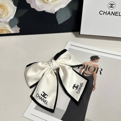 特 配专柜包装 Chanel 香奈儿 最新蝴蝶结中古发夹# 信我！人手必备的单品 这件必须买 洋气神仙颜值 小仙女要收了它，谁戴谁好看～
