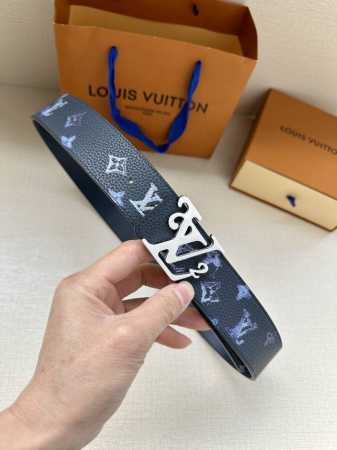 特 Lv新款出货，原版品质，带身4.0Cm宽。采用特色印花图案面料，荔枝纹头层牛皮底制作。搭配精品Lv钢挂扣。商务休闲精品搭配新款。 - 点击图像关闭