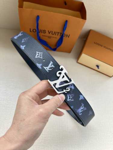 特 Lv新款出货，原版品质，带身4.0Cm宽。采用特色印花图案面料，荔枝纹头层牛皮底制作。搭配精品Lv钢挂扣。商务休闲精品搭配新款。